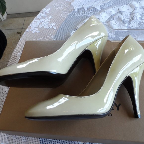 New Burberry Light Green Patent Leather Heeled Pumps Size 36.5 M - Picture 8 of 15